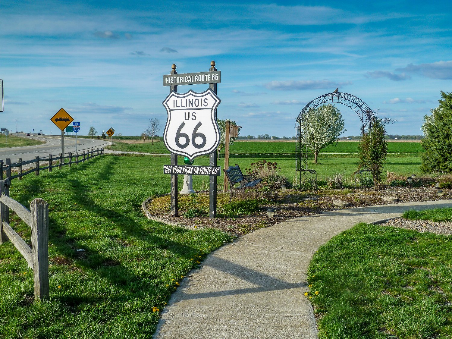 66 Road-Schild auf grünen Feldern in Illinois