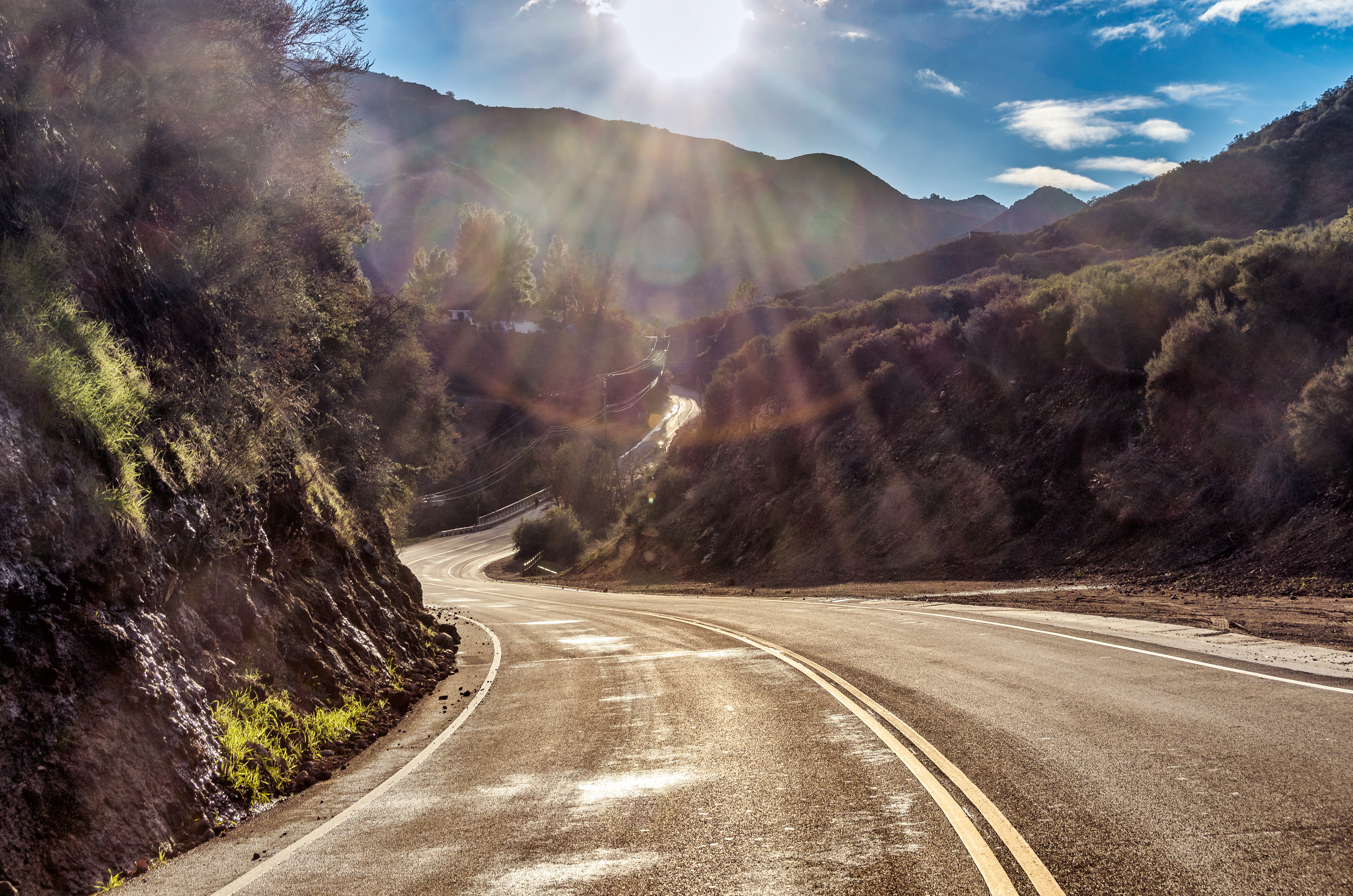Die Sonne scheint über den berühmten Los Angeles Scenic Drives: Mulholland Highway in Kalifornien