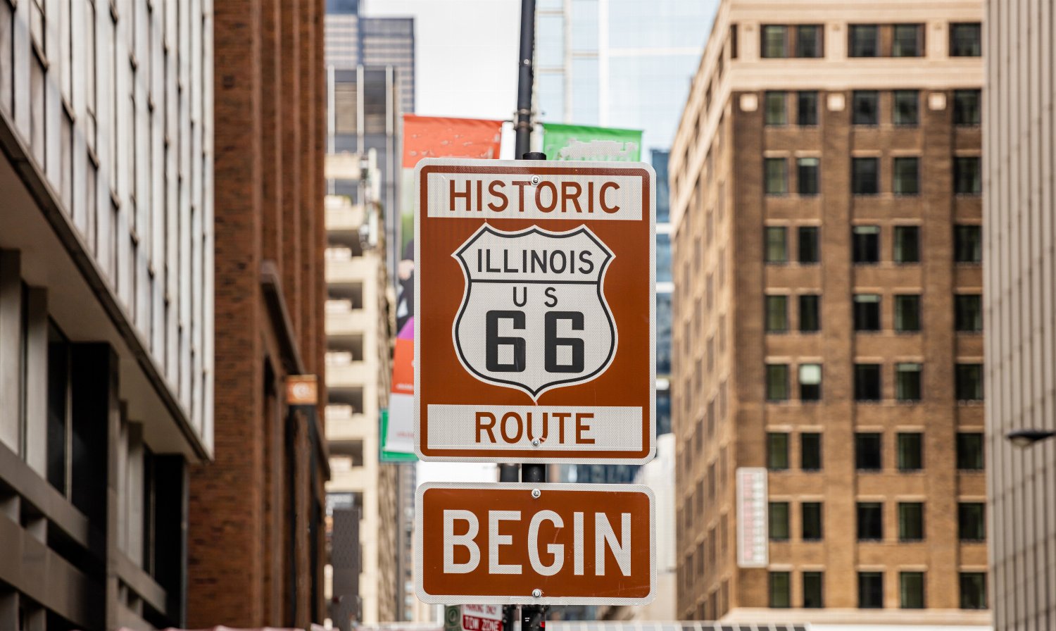 Straßenschild, das den Beginn der Route 66 in Chicago anzeigt