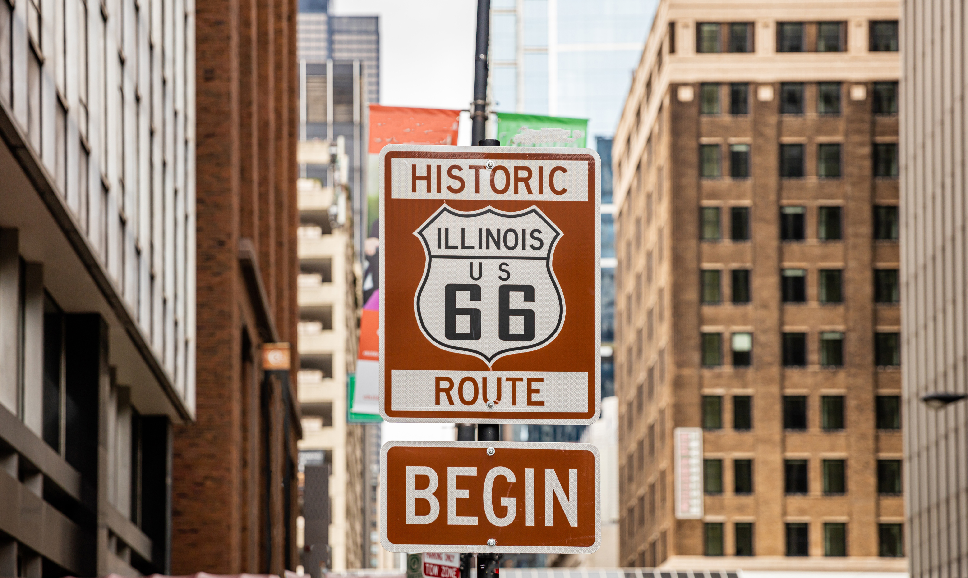 Straßenschild, das den Beginn der Route 66 in Chicago anzeigt