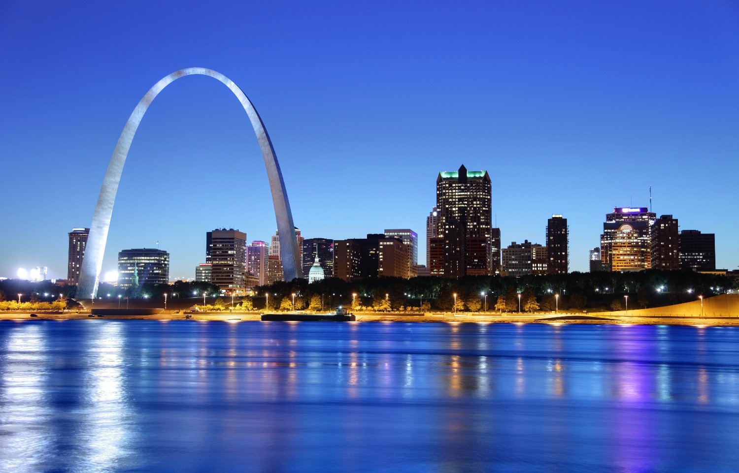 Beleuchteter Gateway Arch über St. Louis
