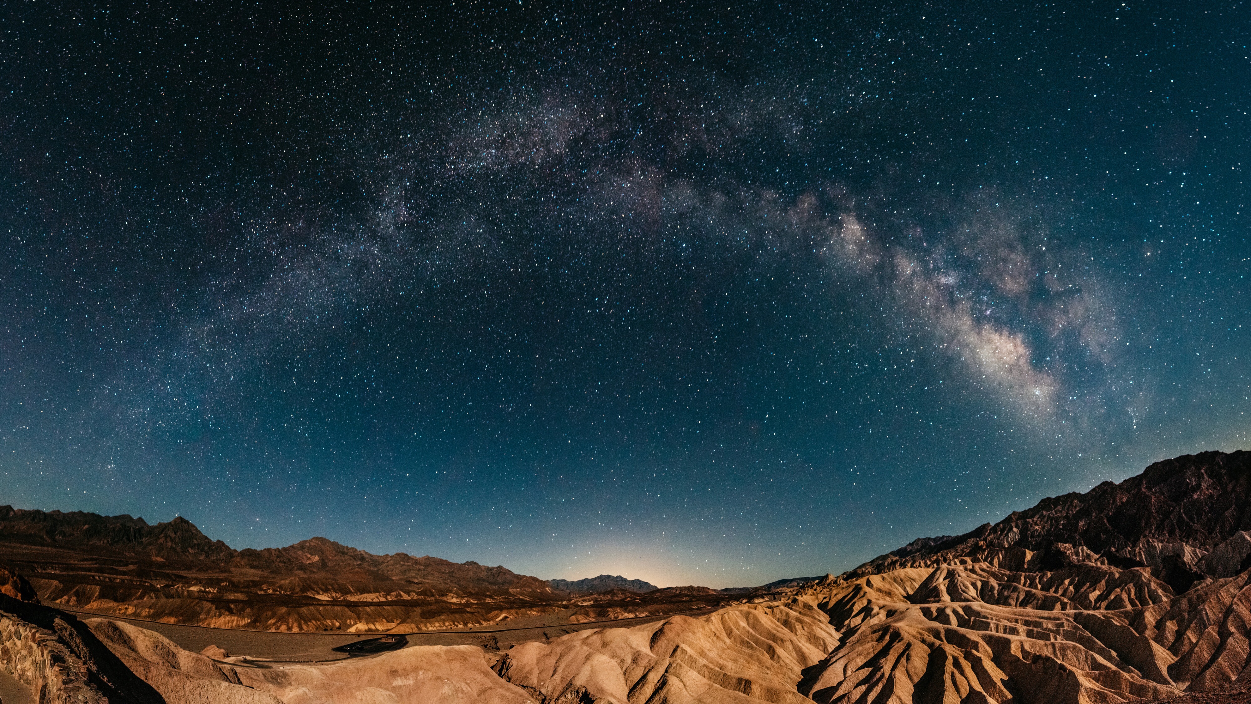 Nachthimmel vom Zabriskie Point im Death Valley aus gesehen